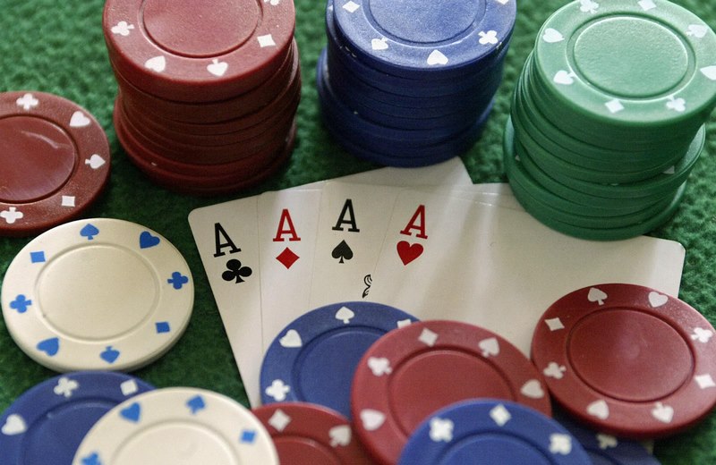 Thử thách chiêu trò Tố trong Poker Mocbai